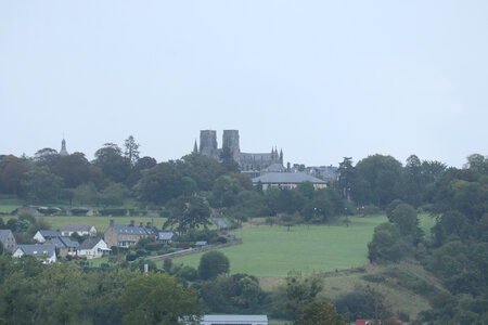 2023 09 18 De Champeaux à Saint-Quentin-sur-le-Homme, IMG_5881 L’église N.-D.-des-Champs d'Avranches depuis l'hippodrome de Marcey-les-Grèves