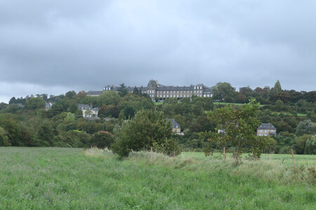 2023 09 18 De Champeaux à Saint-Quentin-sur-le-Homme, IMG_5883 L’ancienne abbaye d'Avranches depuis l'hippodrome de Marcey-les-Grèves